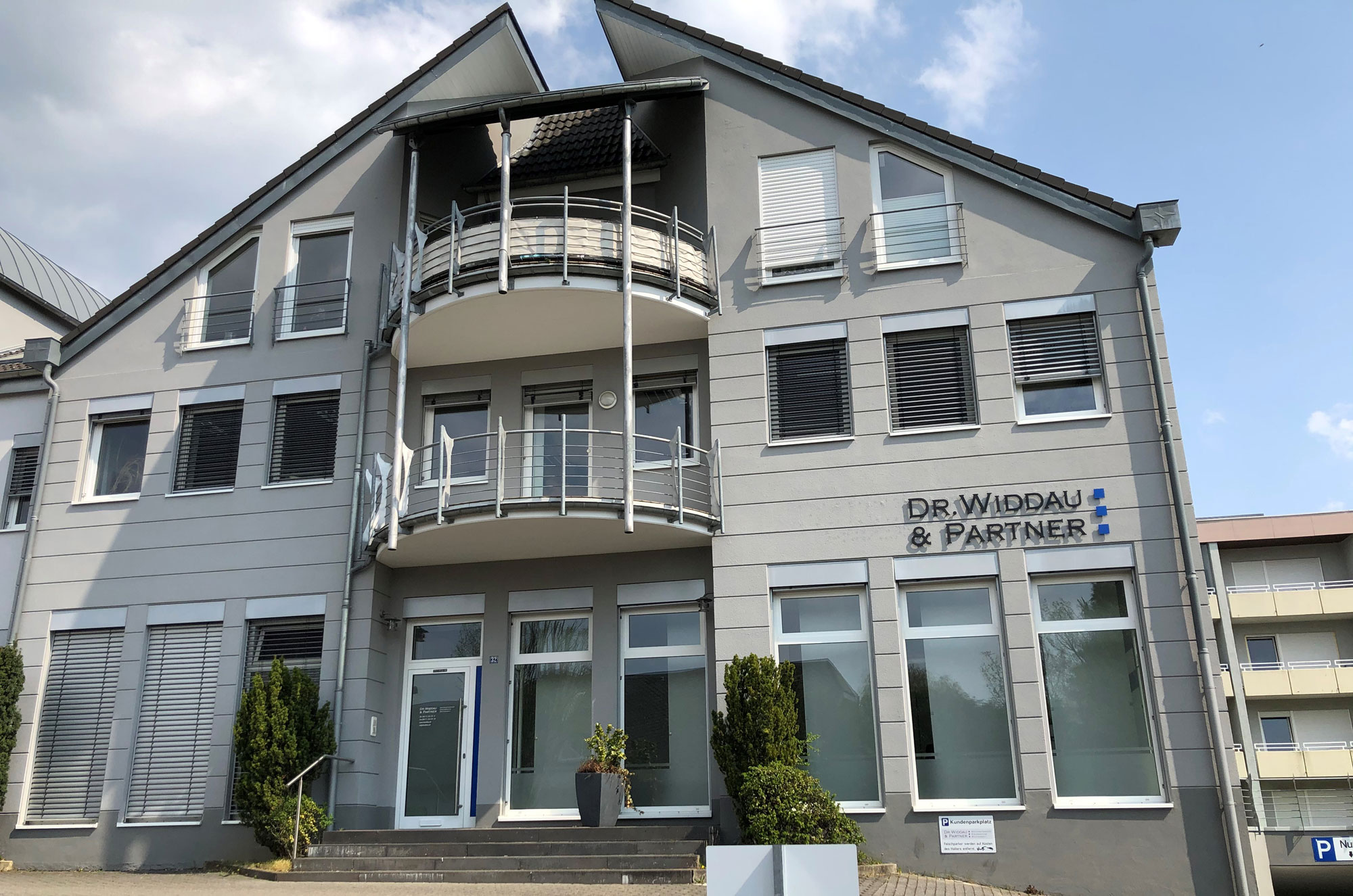 Außenansicht der Kanzlei in Wittlich mit modernem Bürogebäude.